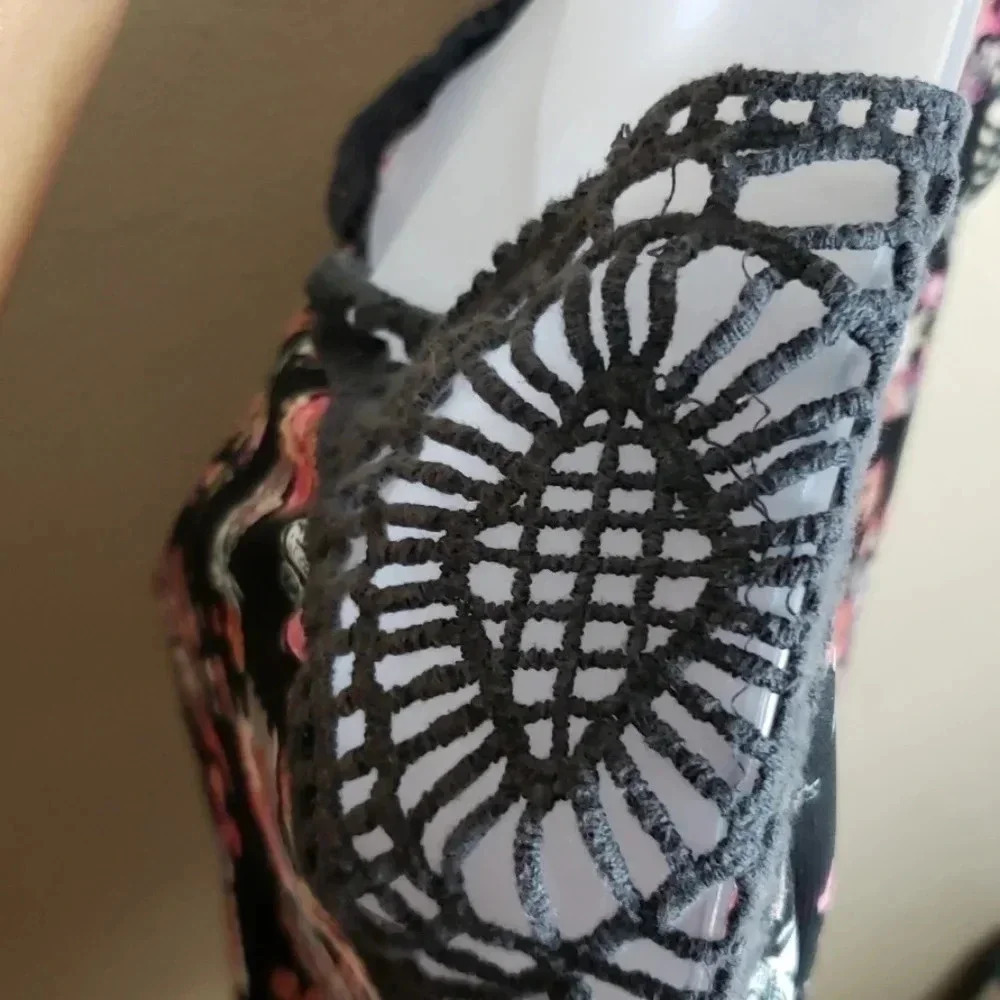 Live 4 Truth | Top  | Size L | Crochet Accent - Picture 7 of 7